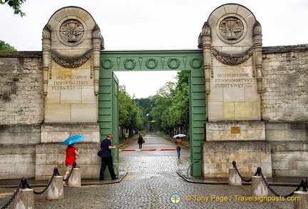 Main entrance to Pere Lachaise on Blvd de Ménilmontant